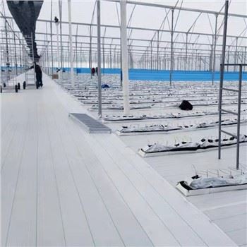 Kasvuhoone maakatte umbrohumatt ja jahvatatud nael